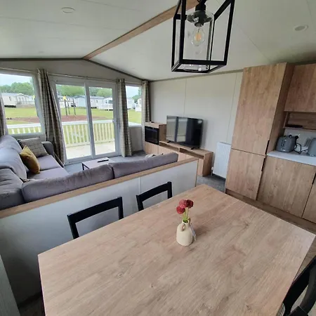 Sleeps6-familyfriendly-flamingoland-pool Holiday home