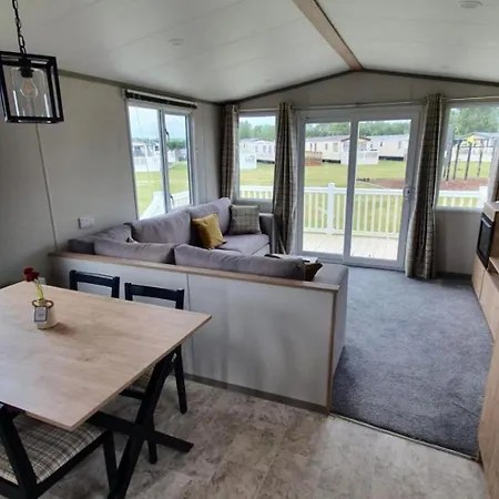 Holiday home Sleeps6-familyfriendly-flamingoland-pool