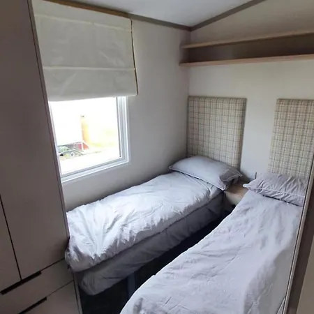 Sleeps6-familyfriendly-flamingoland-pool Holiday home Malton